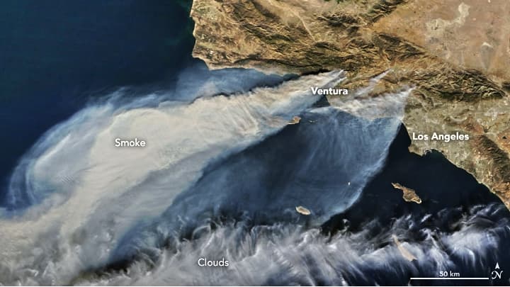 <a href="https://www.univision.com/los-angeles/kmex/noticias/incendios/en-fotos-2017-deja-record-como-el-peor-ano-de-incendios-forestales-en-california-fotos">Los incendios forestales de 2017</a> en EEUU afectaron la atmósfera del planeta como una erupción volcánica. Los fuegos que se propagaron por California, Oregon, Columbia Británica, Montana y en otras áreas ardieron tan poderosamente que su humo penetró en la estratósfera. La nube de humo dio la vuelta al globo en aproximadamente dos semanas y permaneció allí durante varios meses, un fenómeno similar al que se registra cuando hay una erupción volcánica moderada. La fotografía satelital muestra la humareda de los incendios al sur de California viajando al Océano Pacifico en diciembre de 2017.