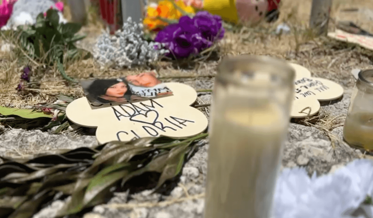 Hasta el momento, no se le han radicado cargos de homicidio a ninguna persona. Sin embargo,
<b><a href="https://www.univision.com/local/san-antonio-kwex/bajo-arresto-tres-sospechosos-del-asesinato-de-gloria-martinez-video"> detuvieron a tres personas, un padre y sus dos hijos</a></b>
<a href="https://www.univision.com/local/san-antonio-kwex/bajo-arresto-tres-sospechosos-del-asesinato-de-gloria-martinez-video"> </a> en relación a la muerte de la joven.