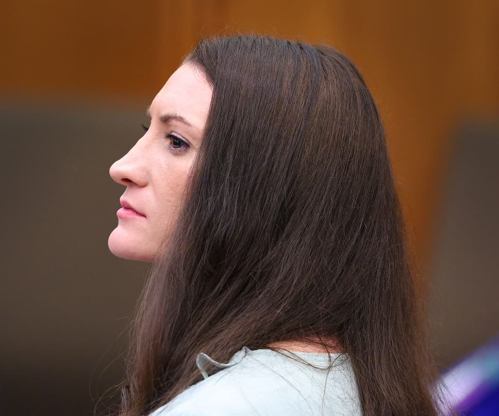 Lindsay Clancy observa durante su juicio por asesinato en el Tribunal Superior de Plymouth, en Plymouth, Massachusetts, el lunes 17 de agosto de 2026. (Greg Derr/The Patriot Ledger vía AP, Pool)