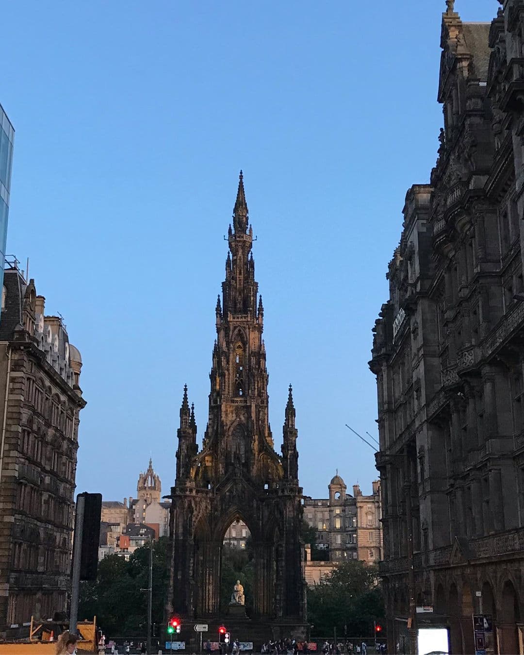 Una vez instalada en la capital de Escocia, no perdió la oportunidad de compartir las bellezas del destino que recorrería en los días siguientes. "Una de las ciudades más bellas que han visto mis ojos", redactó la conductora mexicana junto a la bella fotografía.