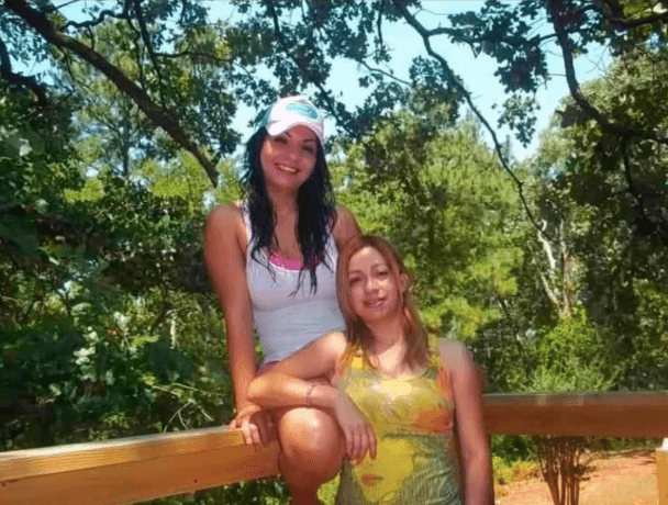 Irasema Chávez, víctima asesinada en 2012, y amiga.