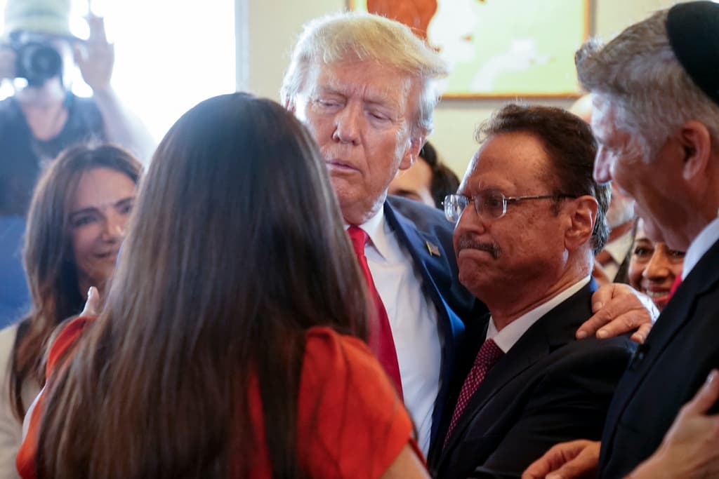 Los simpatizantes también aprovecharon para reunirse a su alrededor y orar por él.