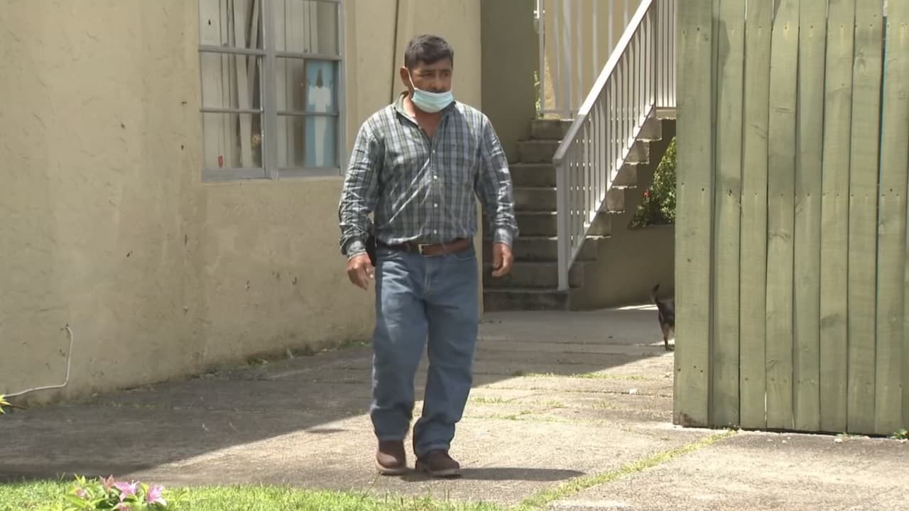 Ella lo describe como un hombre bueno y trabajador, que cuida de su madre, que está enferma de cáncer y con quien ha estado casado 18 años.
<br>