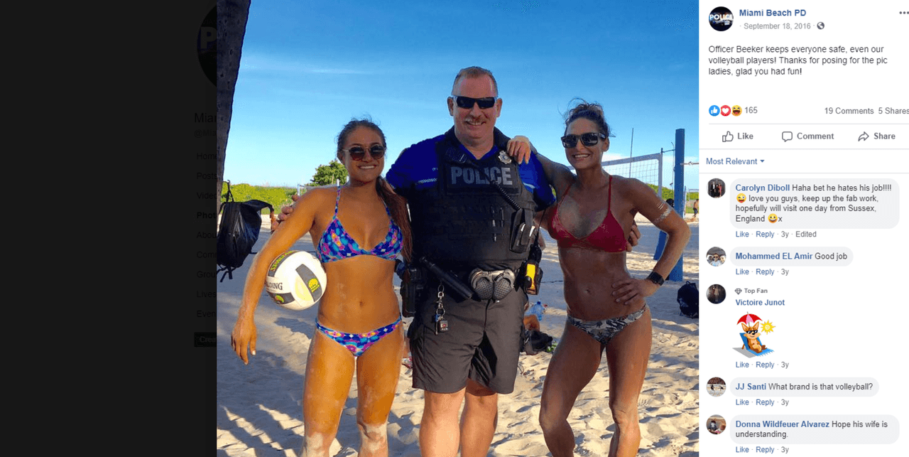 "El oficial Beeker mantiene a todo el mundo a salvo, incluso nuestros jugadores de voleibol. Gracias por posar en esta foto señoritas, felices que se hayan divertido", escribió en su cuenta de Instagram el departamento de la policía de Miami Beach, el 18 de septiembre de 2016.