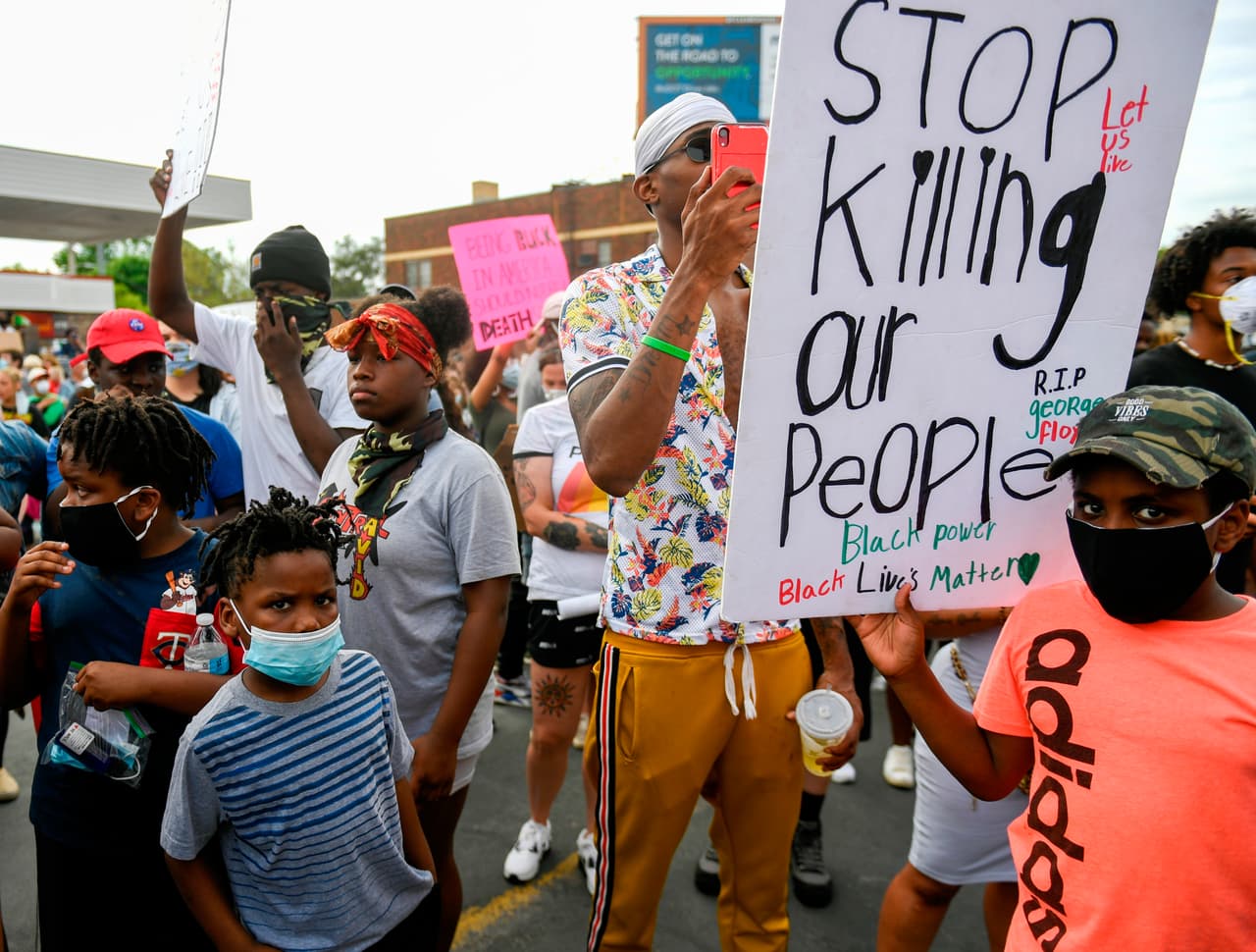 <b>“Detengan la matanza de nuestra gente”</b>, otro de los mensajes vistos en la protesta. "Ser afroamericano en Estados Unidos no debería ser una condena a muerte", dijo Jacob Frey, alcalde de Minneapolis, luego que anunciara los despidos.
