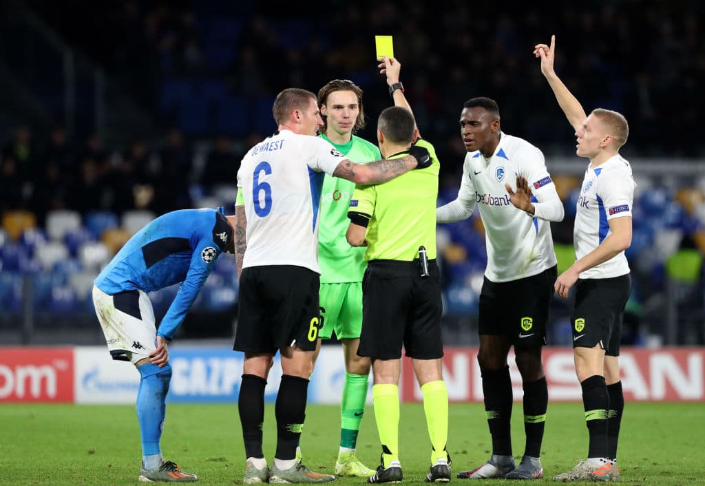 El árbitro Cuneyt Cakir muestra tarjeta amarilla a Maarten Vandervoordt del KRC Genk durante el partido.