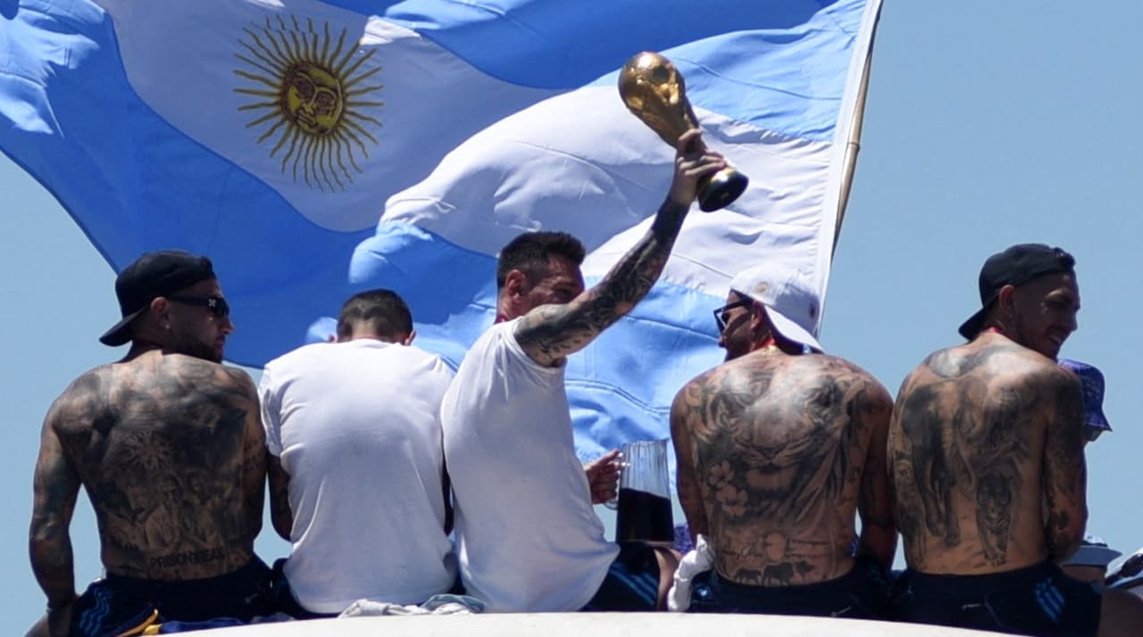 Leo Messi paseó junto al equipo por las calles del centro de Buenos Aires.