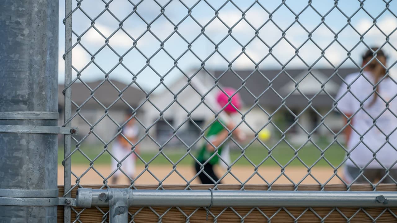 Un padre grave, un abuelo lesionado y dos detenidos: Partido de sóftbol terminó en pelea en Sugar Land