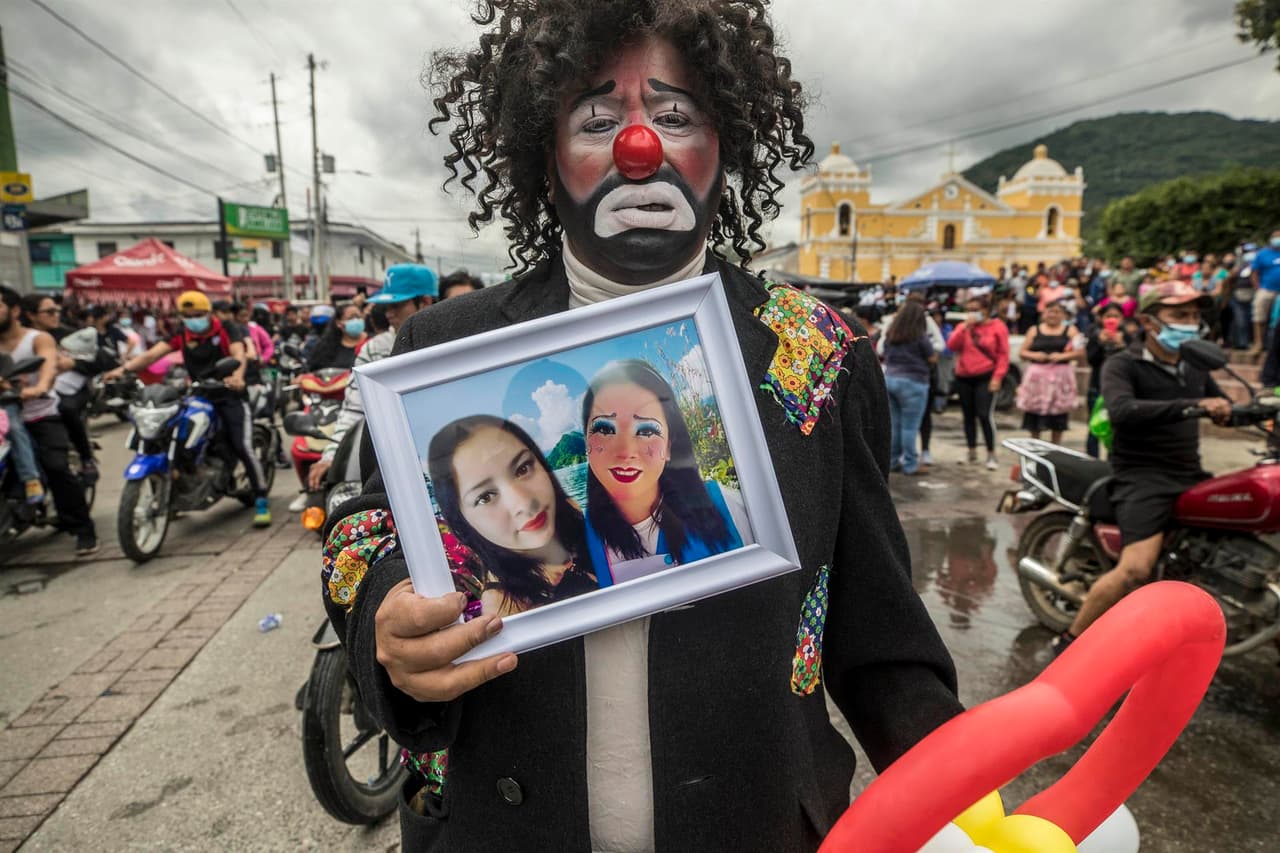 Durante 52 días, todos los allegados a la pareja se pasaron las horas tratando de hallarlos, hasta que el pasado jueves 30 de junio, bomberos voluntarios y el Ministerio Público anunciaron que habían encontrado dos cuerpos enterrados en una fosa clandestina, a unos seis metros bajo tierra en Villa Nueva, Guatemala.
<br>
