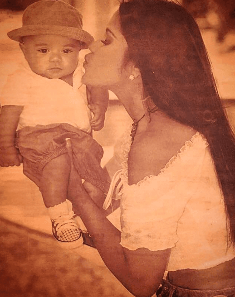 “Una de mis fotos favoritas de mi adorable hijo @joe_joegarcia con seis meses de nacido y fue tomada para un reportaje del día de las madres”, escribió la también presentadora en su Facebook.