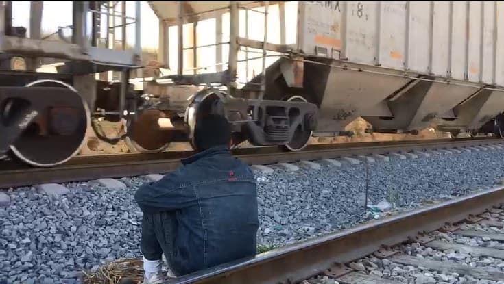 Inmigrante esperando en México el tren que lleva a EE.UU.
