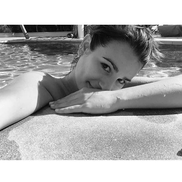 Lea Michele disfruta de este verano desde su piscina y la guapa actriz no se quiere salir.