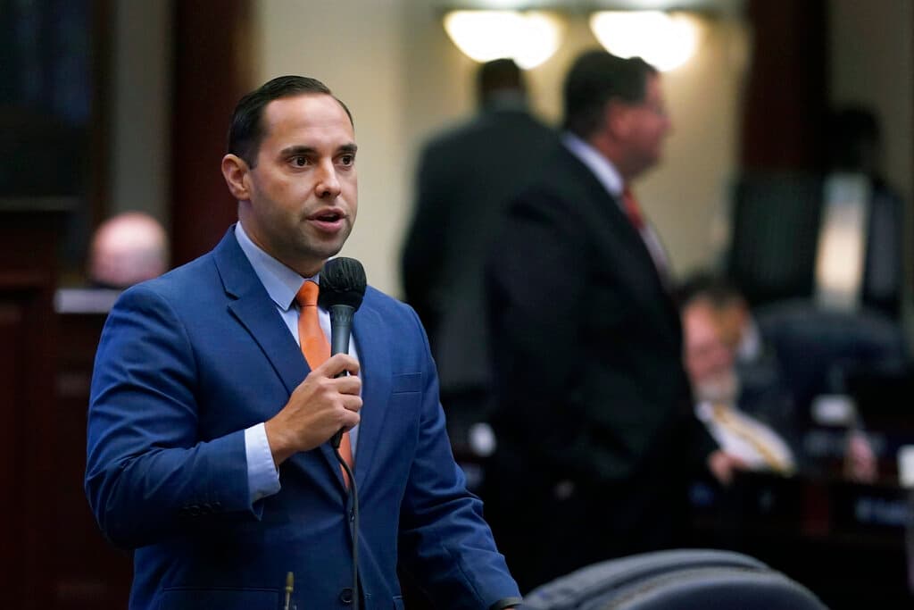 Bryan Ávila, hijo de inmigrantes cubanos, comenzó su discurso en español durante un evento de campaña en Kissimmee, Florida.
