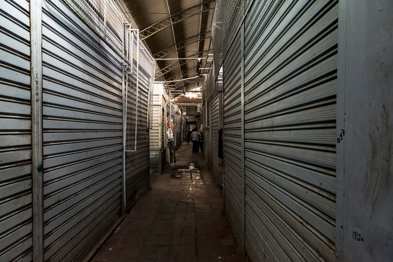 Muchos de los puestos de ropa de ese mercado permanecen cerrados y los de comida sin productos. “La gente apenas puede comer, ¿cómo van a comprar ropa?”, comenta un vendedor de fruta.