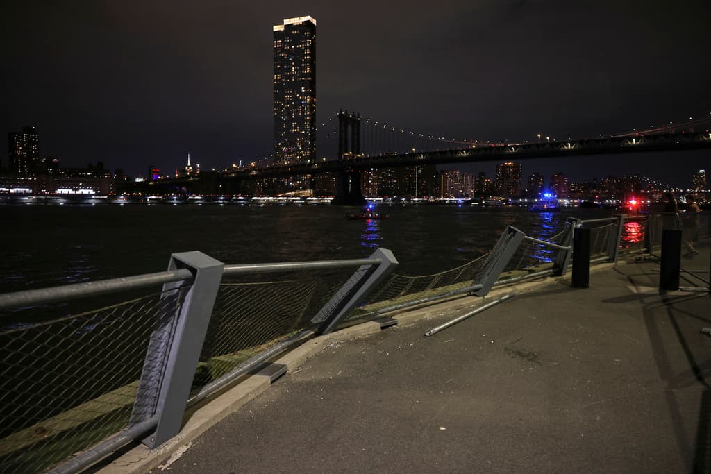 Los mástiles del buque escuela de la Armada mexicana sí doblaron las barandillas de metal del Parque del Puente de Brooklyn, limitando el acceso al área.