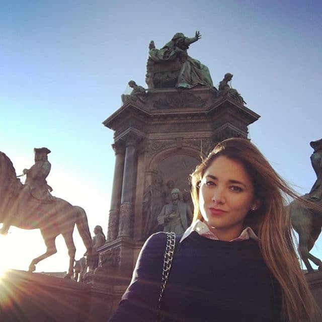 Sherlyn sigue de paseo por el mundo.