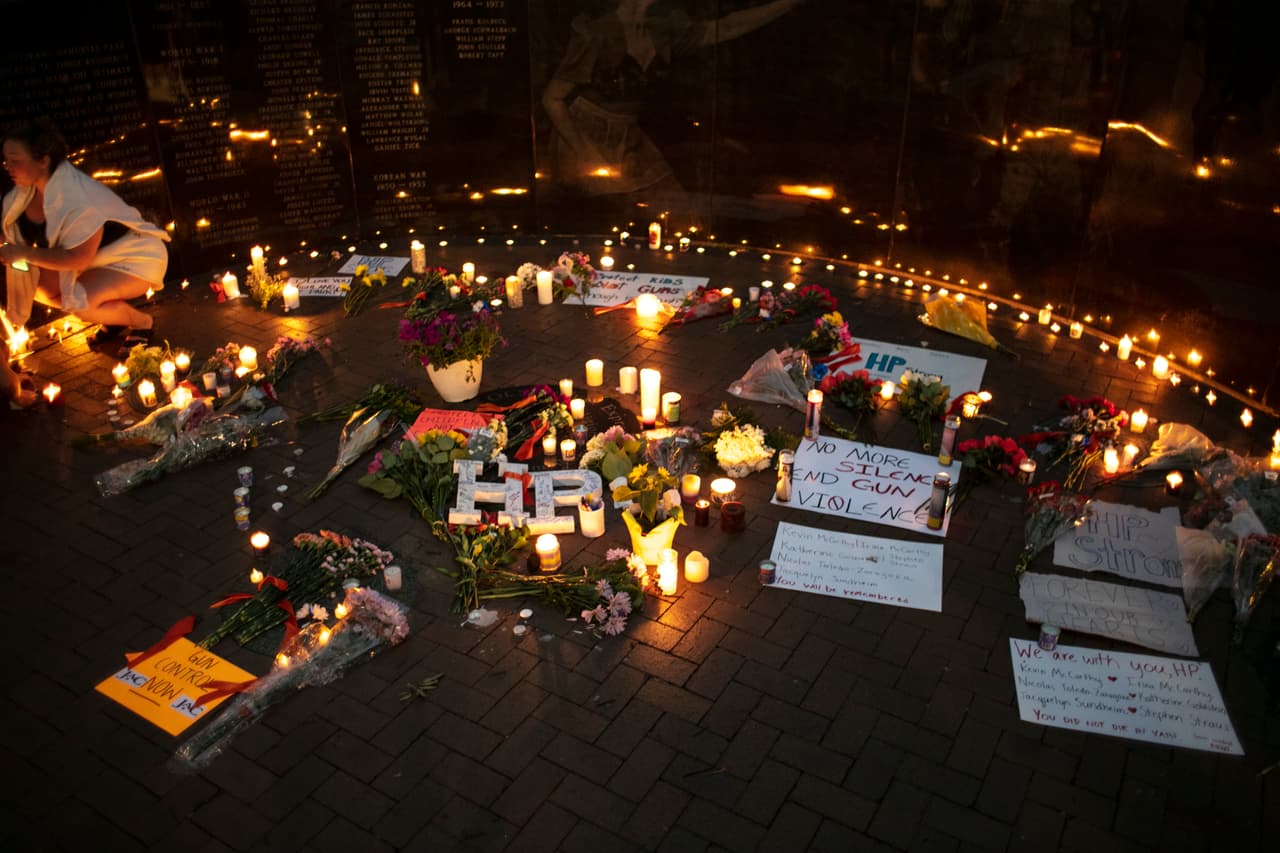 Velas, mensajes, flores en un improvisado memorial en el sitio donde ocurrió el tiroteo en Highland Park. La Policía reveló que el atacante pasó semanas planeando el crimen, y que
<a href="https://www.univision.com/noticias/tiroteos/pistolero-highland-park-disparo-mas-70-balas-policia" target="_blank">se disfrazó con ropa de mujer para no levantar sospechas durante su huida</a>.