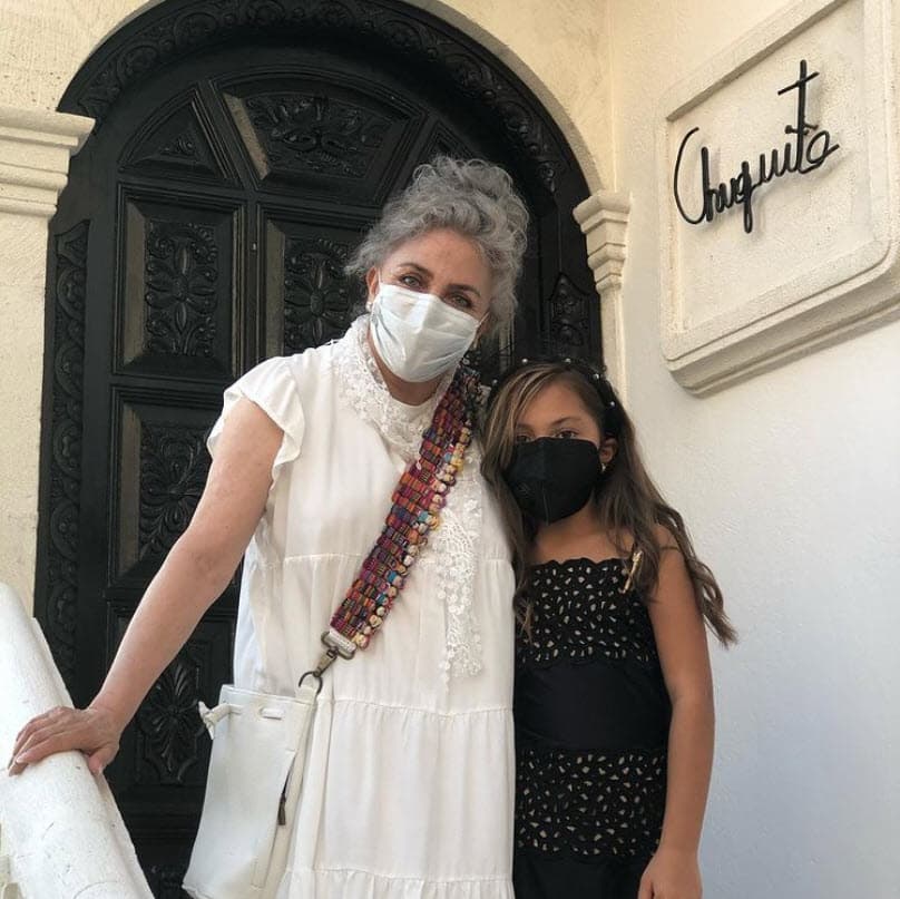 'La Diva de las Telenovelas' ahora usa sus canas al natural. Fue en diciembre de 2020 cuando la actriz se dejó ver por primera vez así durante la promoción de la película 'Dime cuando tú'.