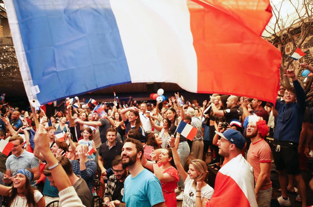 En las calles de Los Ángeles, California, aficionados franceses se reunieron para ver la final y celebrar el título obtenido por la Selección de Francia.
