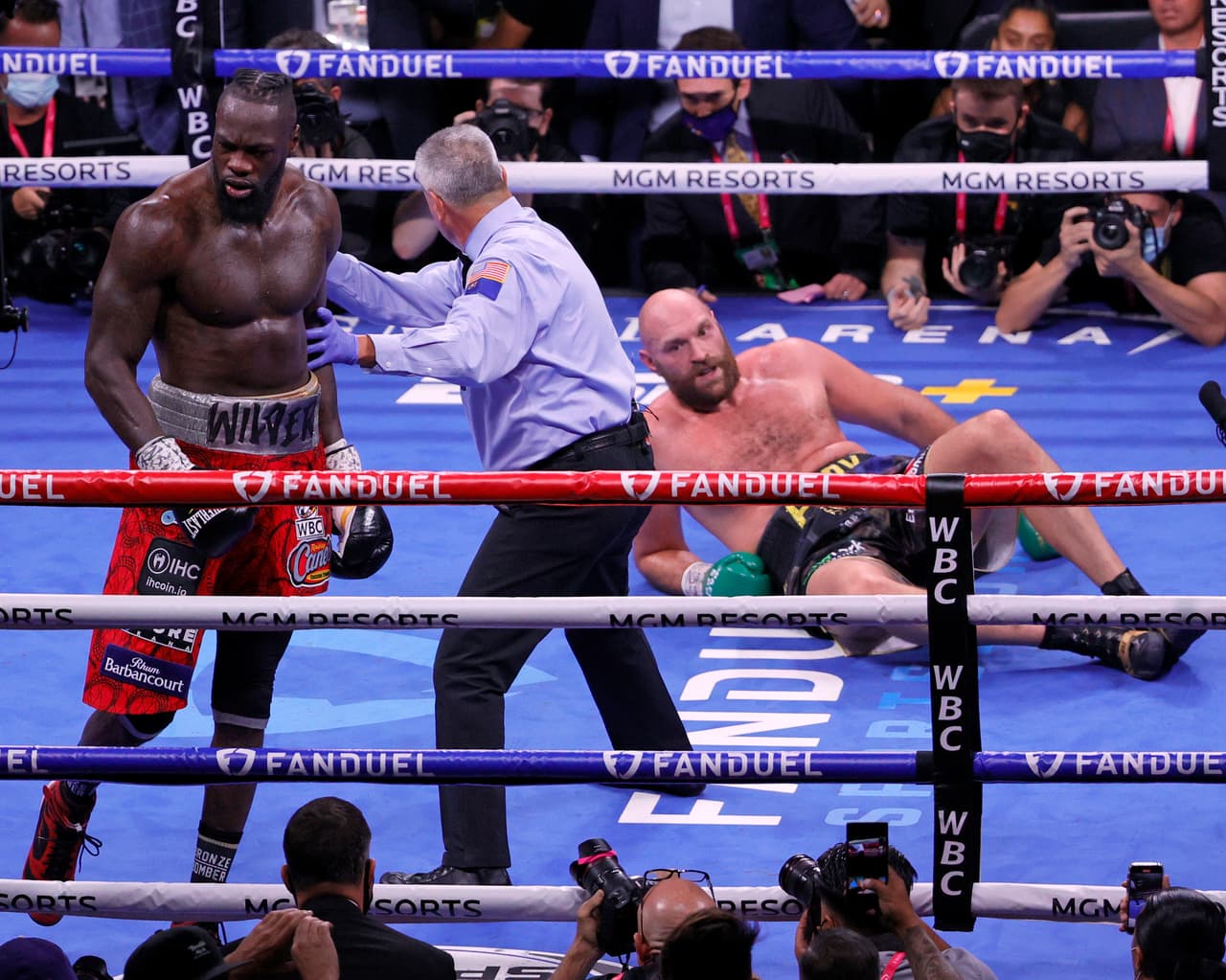 Round del Año: Fury vs. Wilder III (R4). El cuarto asalto de la trilogía dejó a todos al borde de sus asientos cuando ambos peleadores visitaron la lona para firmar el round más emocionante del 2021.