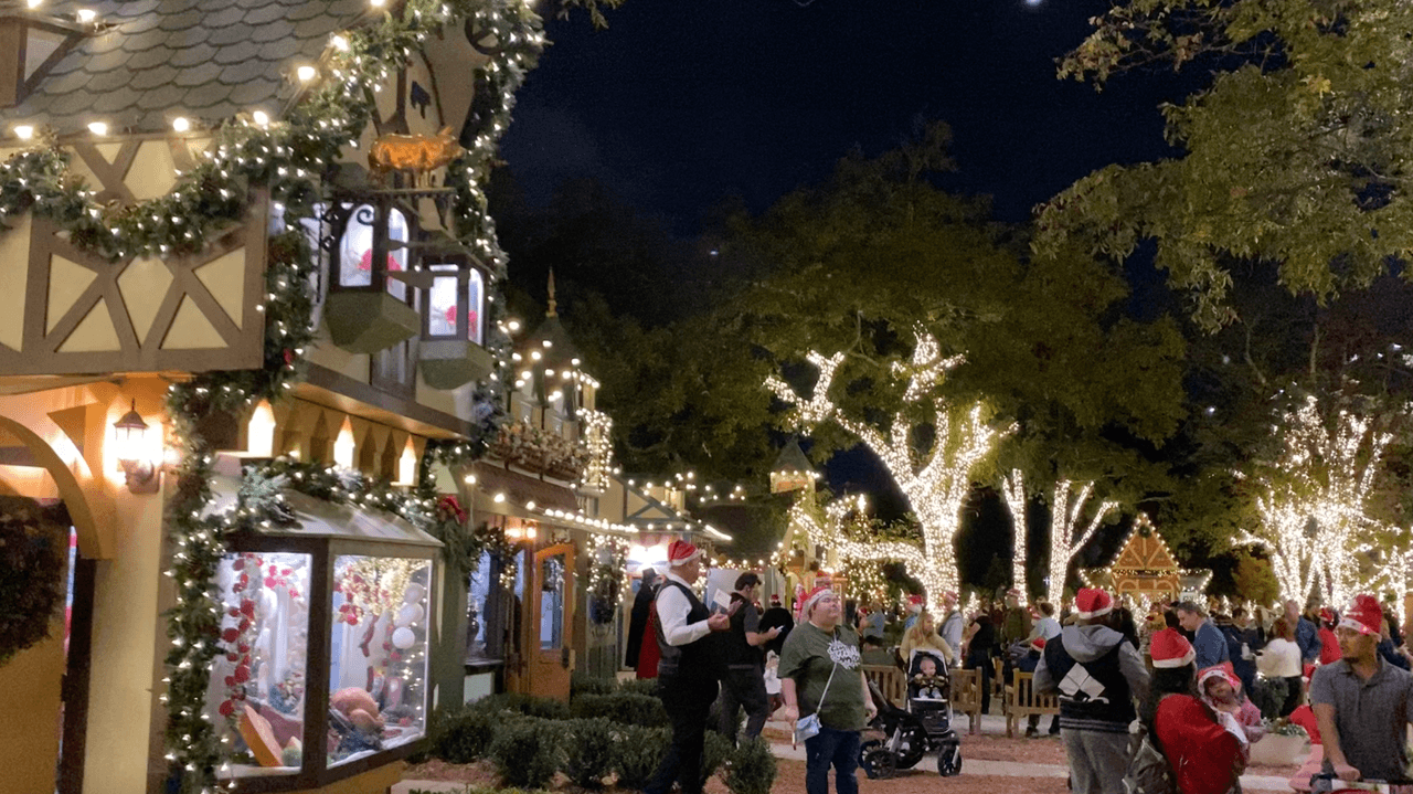 Dallas Arboretum, de los principales atractivos de la ciudad, adopta la navidad con entusiasmo y recrea una gran villa navideña.