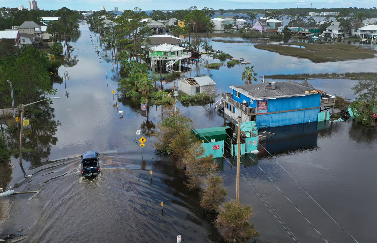 <b>Sally, tres semanas después de Laura en el sur de EEUU.</b> La foto muestra la inundación en Gulf Shores, Alabama,
<a href="https://www.univision.com/noticias/fenomenos-naturales/sally-descargo-en-cuatro-horas-el-equivalente-a-cuatro-meses-de-lluvia-sobre-pensacola-segun-autoridades"><u>después del paso del huracán Sally</u></a>. 17 de septiembre.
<br>