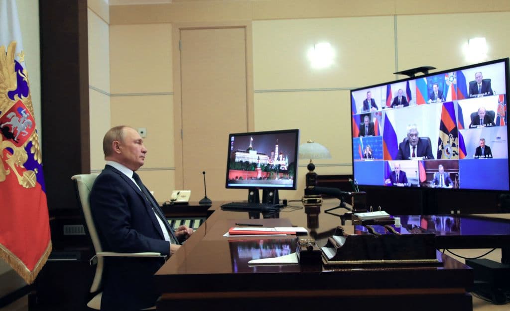 El presidente ruso Vladimir Putin preside una reunión del Consejo de Seguridad a través de una videoconferencia en la residencia estatal de Novo-Ogaryovo, a las afueras de Moscú, el 1 de abril de 2022.
