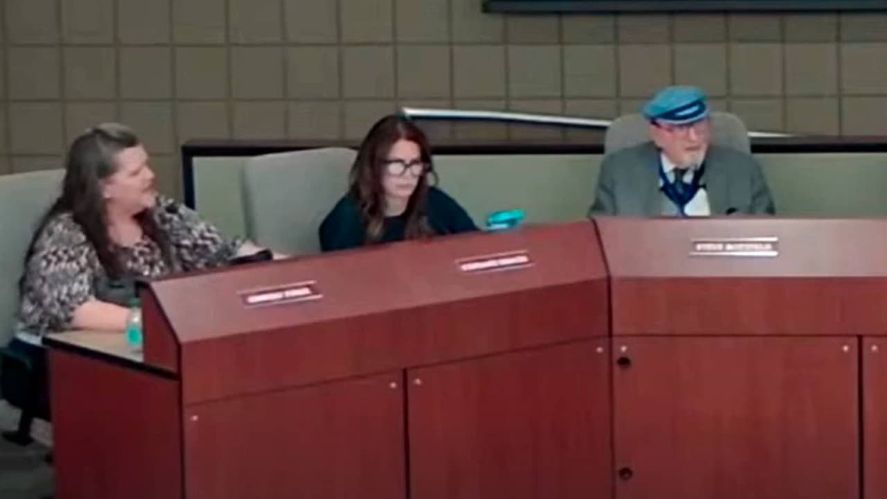 Hacer un saludo nazi durante una junta escolar está a punto de costarle el empleo a Kim Fisher