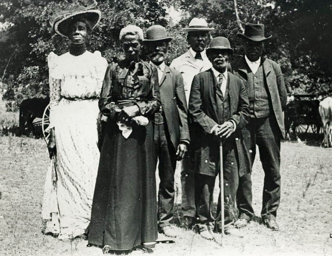 Los avances del ejército unionista había empujado a muchos dueños de esclavos hacia Texas, el punto más remoto de los confederados. Esta fotografía muestra a un grupo de afroestadounidenses vestidos especialmente para la celebración del Juneteenthen 1900, en Texas.