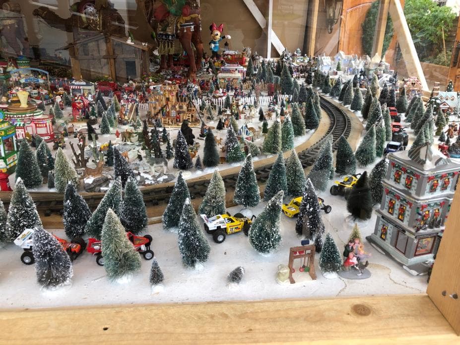 José, María, Jesús, Santa Claus y hasta Los Lakers: esta casa se convierte en un enorme pesebre