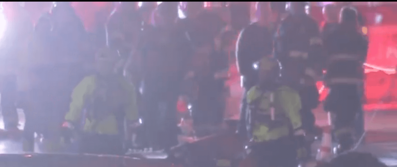 Las autoridades dijeron que al menos 11 personas fueron rescatadas y no se reportaron heridos.