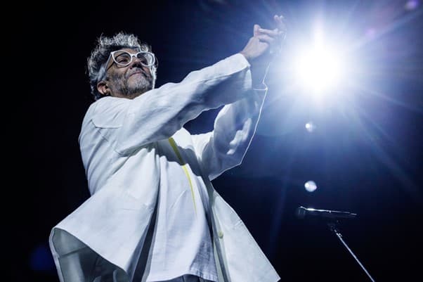 FITO PAEZ
CLAUSURA LA
“CASA PAEZ”
CON HISTÓRICO CONCIERTO
EN EL MONUMENTO A LA BANDERA
EN SU NATAL ROSARIO