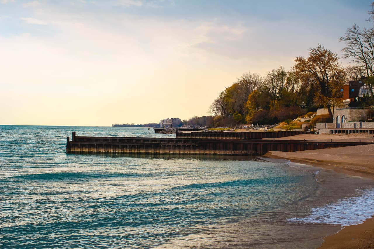 <b>Illinois: Winnetka. Población: 12,437. Ingreso promedio de un hogar: $207,857. </b>Es un pequeño pueblo que se encuentra a orillas del lago Michigan, a unas 15 millas (24 kilómetros) al norte del centro de Chicago, donde sus residentes laboran y utilizan el transporte público, que es de gran calidad. Winnetka cuenta con cuatro playas, un muelle, varios parques, un club de tenis, un campo de golf, una pista de hielo y áreas de preservación forestal.
<br>