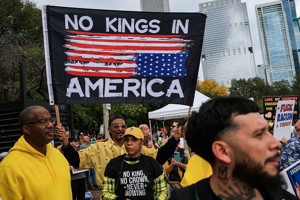 <b>Una voz por los que temen hablar. </b>Breanna Bello, hija de inmigrantes mexicanos, alza su voz frente a las cámaras. Con los ojos húmedos, explica que marcha por sus padres y por aquellos que viven con miedo a las redadas migratorias. Su testimonio emociona a los presentes.