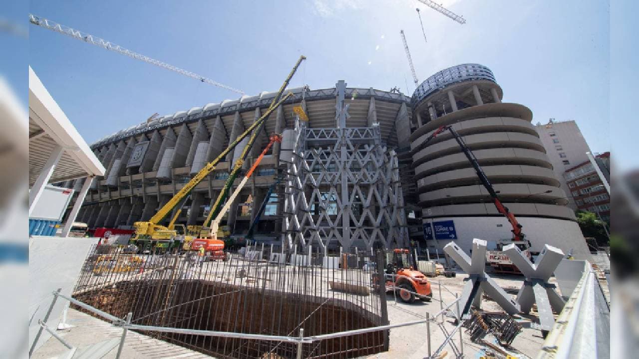 La obras en el Santiago Bernabéu continúan sin descanso durante la cuarentena. Destaca el desmontaje de la cubierta del estadio. En el fondo norte se ha desmontado toda la estructura metálica y se está desmontando sector a sector la cubierta rígida de la que ya prácticamente no queda nada.