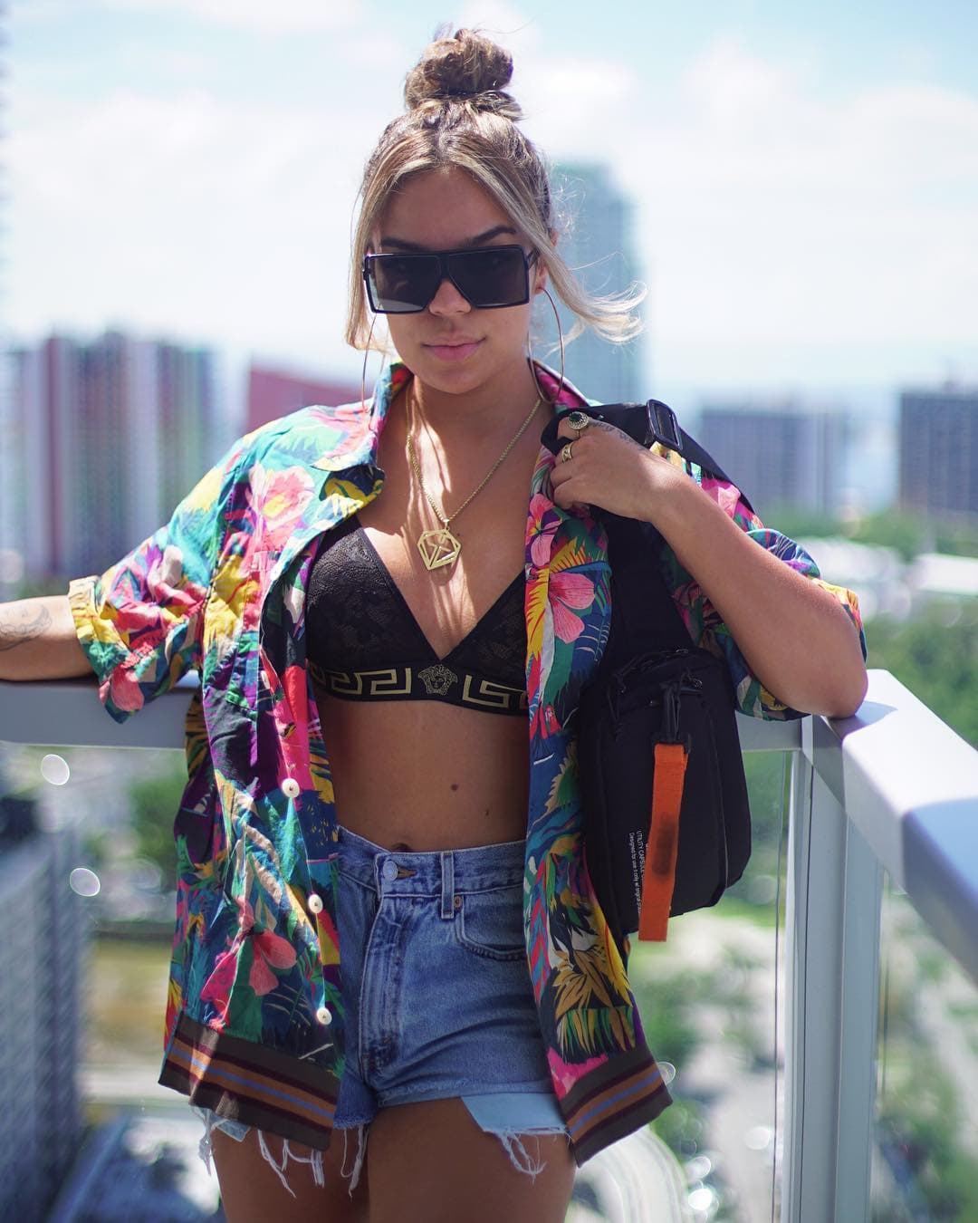 Karol G es hoy en día lo más hot en el género urbano. Ganadora de un Latin GRAMMY y con éxitos mundiales, la colombiana cada vez se consolida como una de las artistas más influyentes de nuestra época.