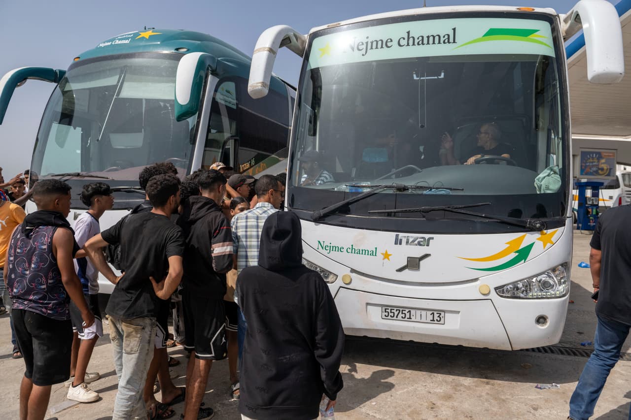 La desgarradora historia del joven que se escondió en el el eje de las ruedas de un autobús para intentar llegar a España