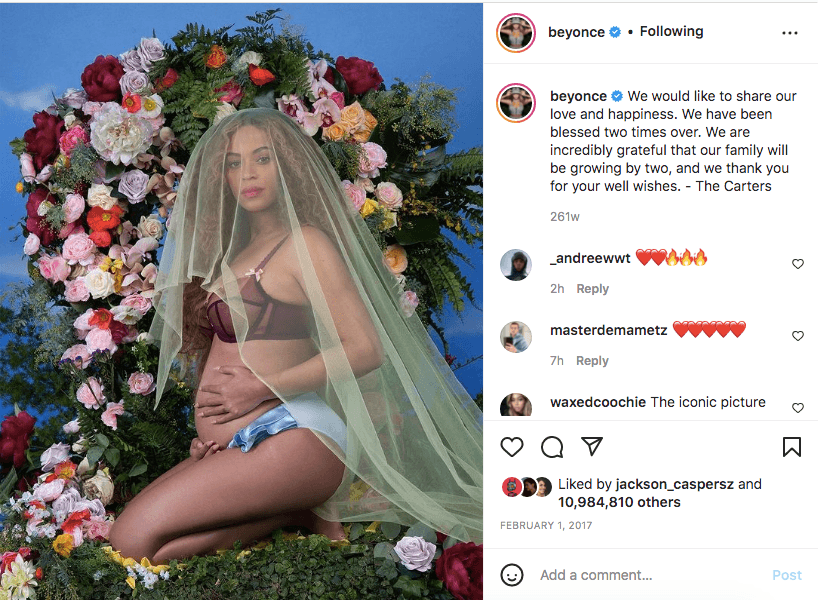 De la misma forma, Beyoncé causó gran sorpresa en sus seguidores cuando anunció el embarazo de sus gemelos con una hermosa foto de su baby bump el 1 de febrero de 2017.