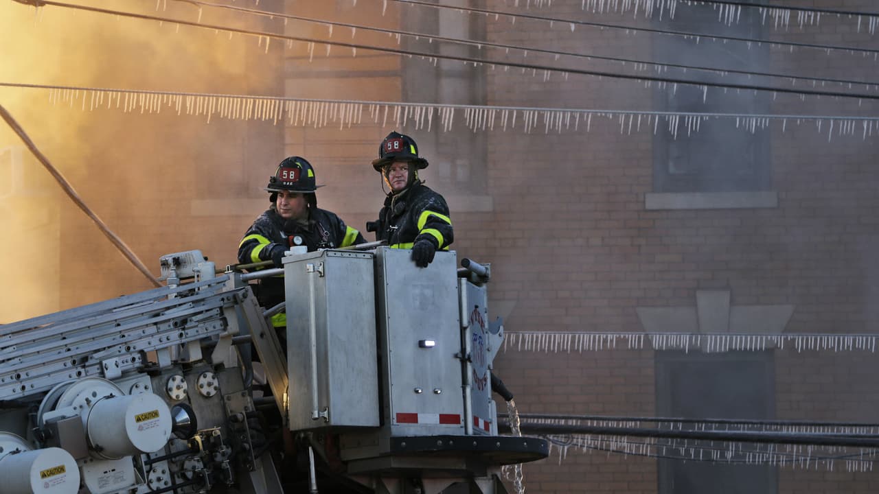 A las 11:00 de la mañana del martes bomberos seguían trabajando en el lugar del incendio.