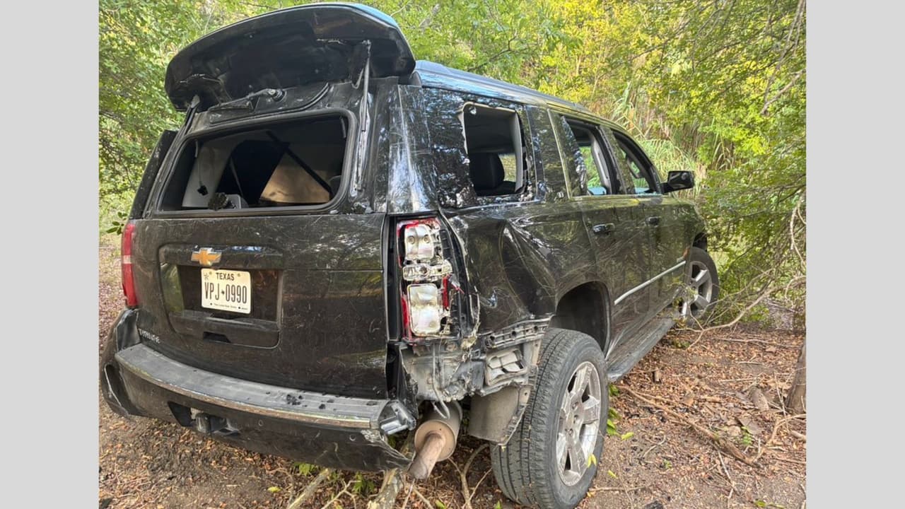 Un hombre que causó un disturbio en la tienda de una gasolinera porque no le querían vender cerveza causó alarma y movilizó a policías al desatar una persecución, la cual terminó en un choque y el hallazgo de armas y droga en el vehículo.