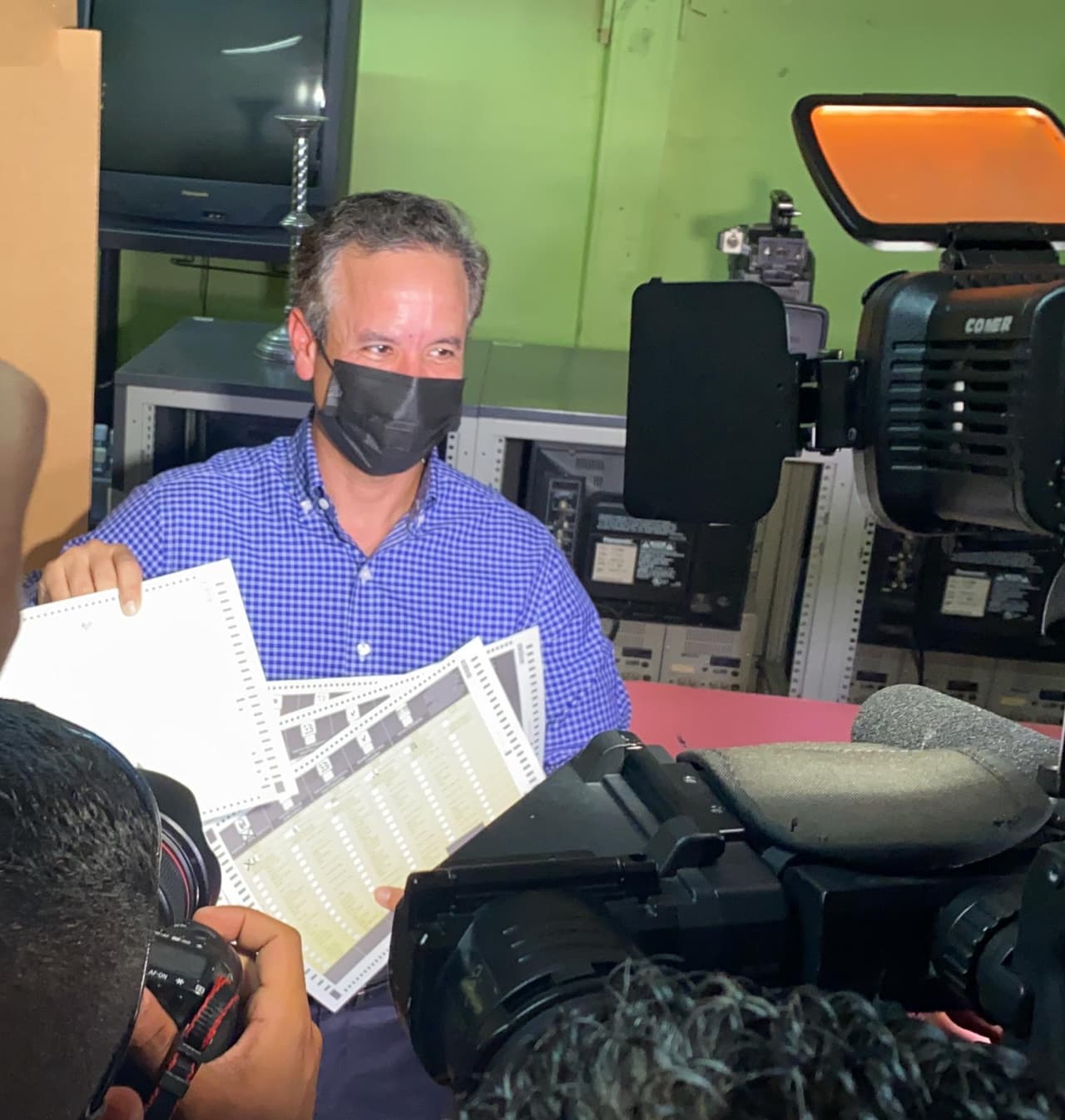 El candidato por el Partido Nuevo Progresista a la alcaldía de San Juan, Miguel Romero, acudió hoy a la escuela Juan José Osuna a ejercer su derecho al voto.