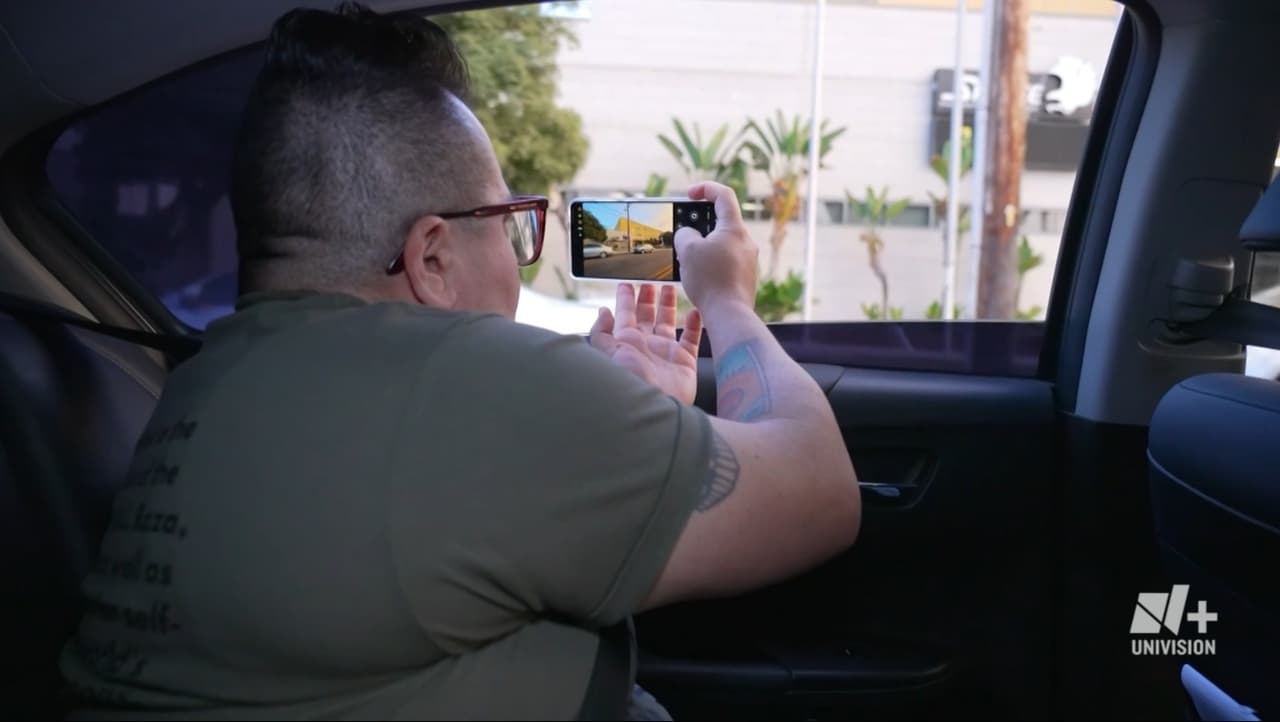 Maestros y voluntarios vigilan escuelas de Los Ángeles ante posibles operativos contra inmigrantes