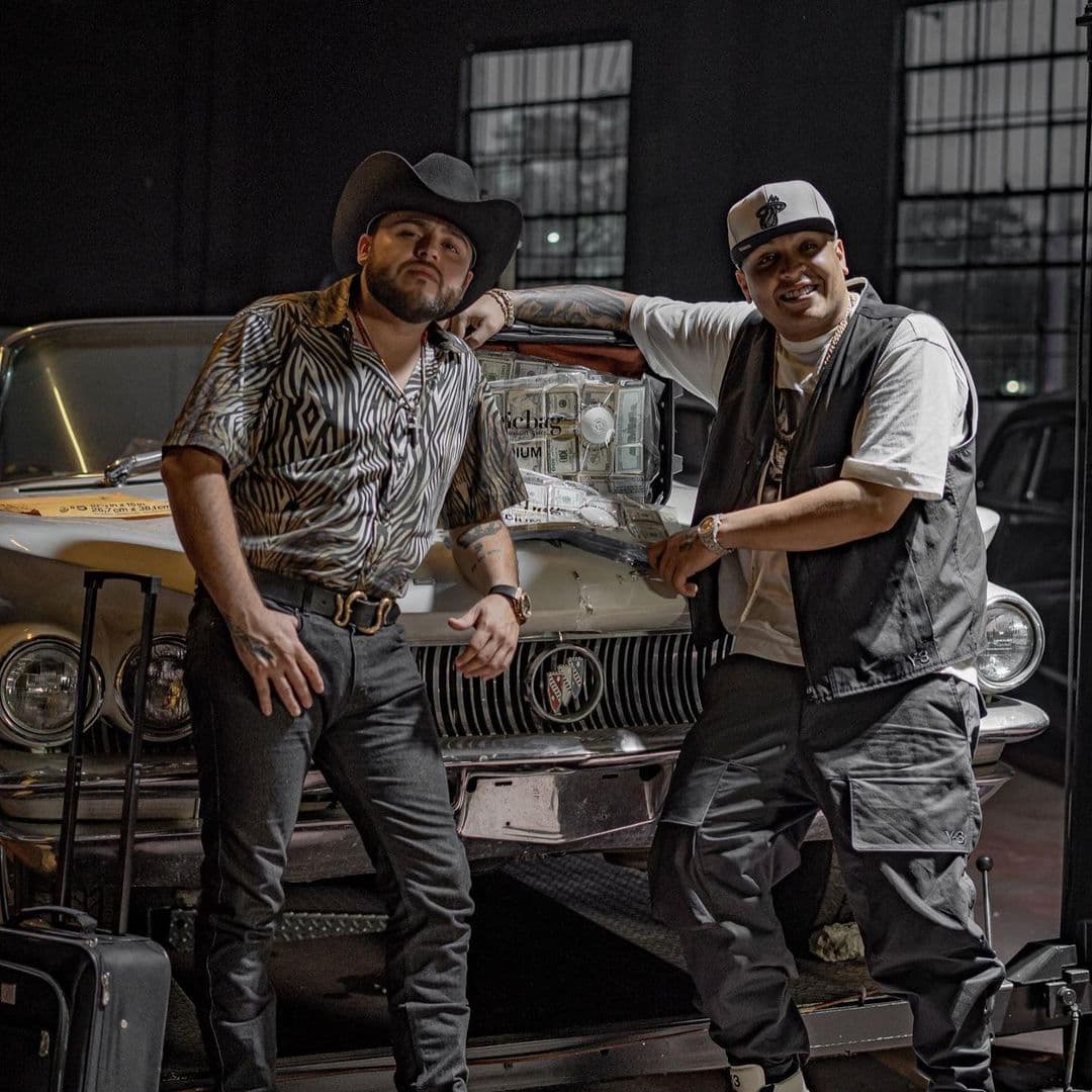 Gerardo Ortiz no ha quedado atrás y por su lado tiene una colaboración con
<b>Darell</b> que se titula '
<b><a href="https://www.youtube.com/watch?v=_4C66K0dHiE" target="_blank">Billetes de 100</a></b>'.