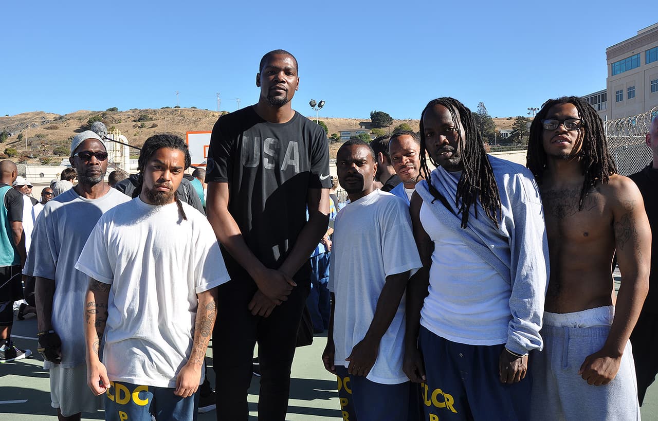 Kevin Durant en su primera visita ala Prisión Estatal de San Quintín en California.