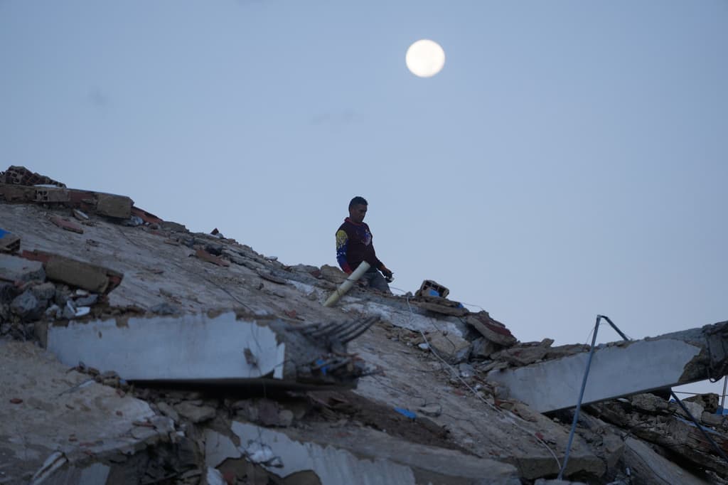 Un hombre camina entre los escombros de un edificio que colapsó durante los terremotos en La Guaira, Venezuela, el miércoles 1 de julio de 2026. (Foto AP/Fernando Vergara)