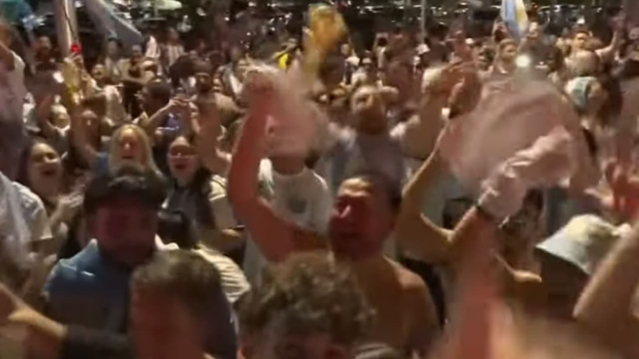 Aficionados argentinos se congregaron afuera del estadio Hard Rock de Miami, donde celebraron con cánticos la victoria de su selección por 1-0 sobre Colombia en la Final de la Copa América 2024.
