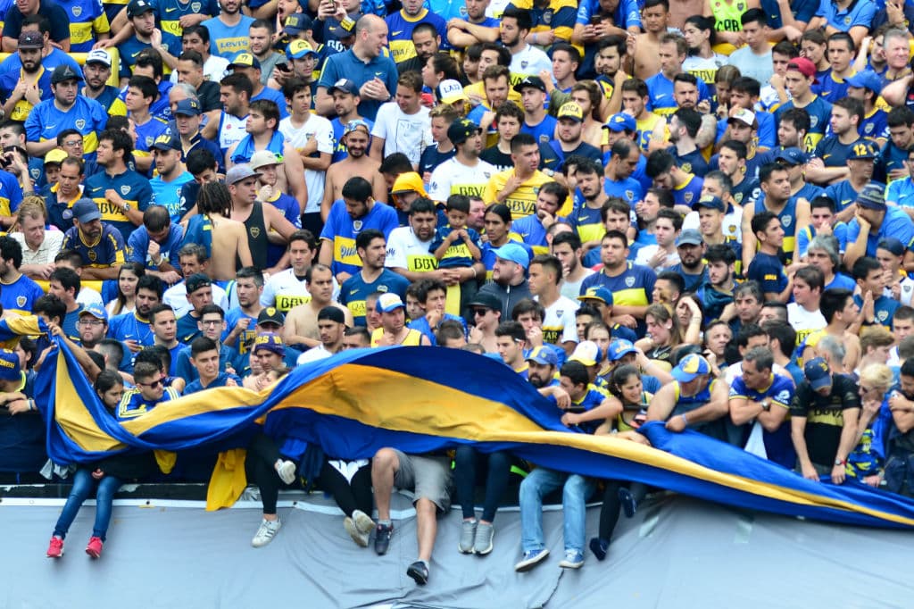 Los hinchas de Boca Juniors y River Plate viven con pasión la ida en la final de Copa Libertadores. Los xeneizes lo disfrutan en La Bombonera, mientras los 'millonarios' apoyan en el Monumental, pues no pueden ir al estadio de su rival.