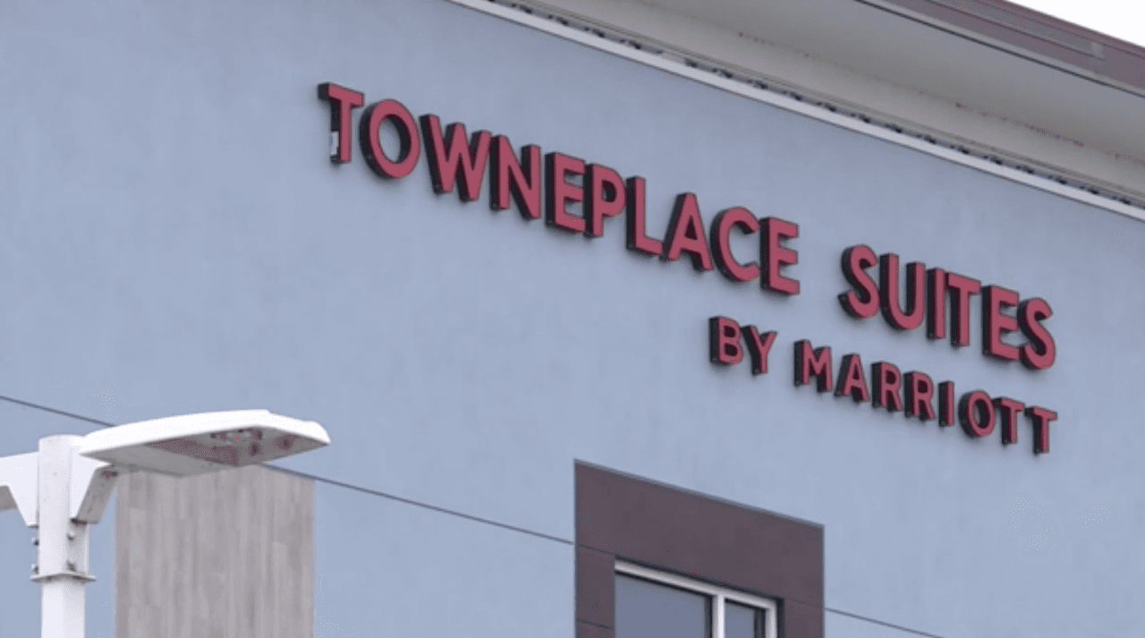 Los investigadores dijeron que la mujer de 32 años se quitó la vida después de matar al menor, dentro de un hotel de Port St. Lucie.