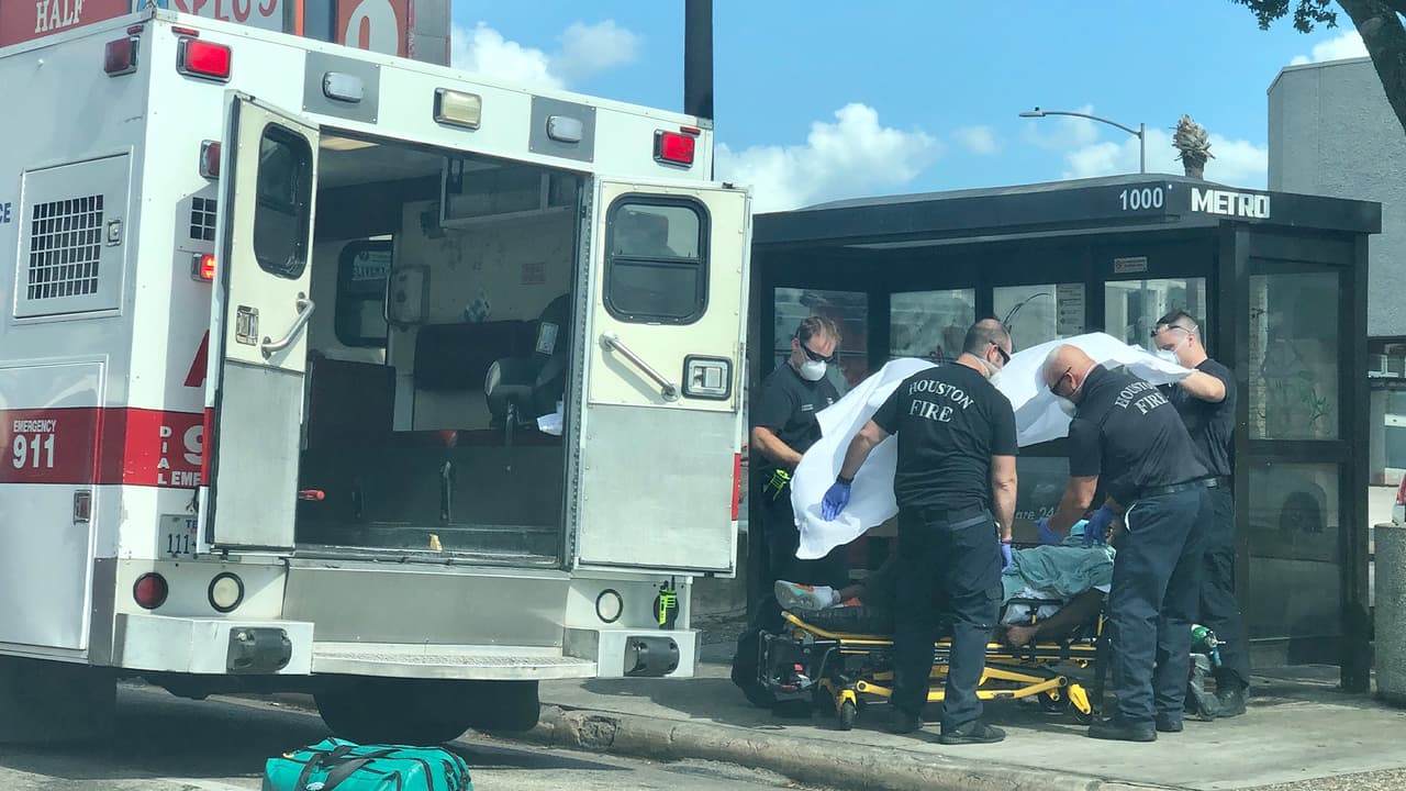 Al pasar una ambulancia debes de detenerte con precaución, aunque tengas el semáforo en verde.