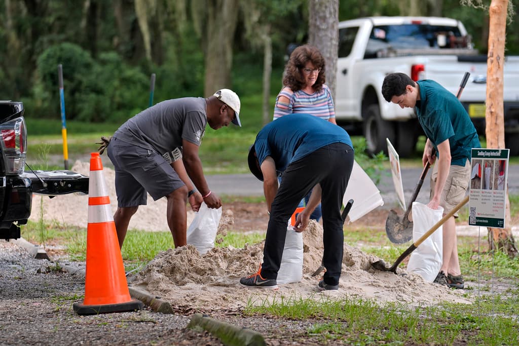 No fueron los únicos en ir por sus sacos de arena al Edward Medard Conservation Park, en Plant City, para protegerse de posibles inundaciones.